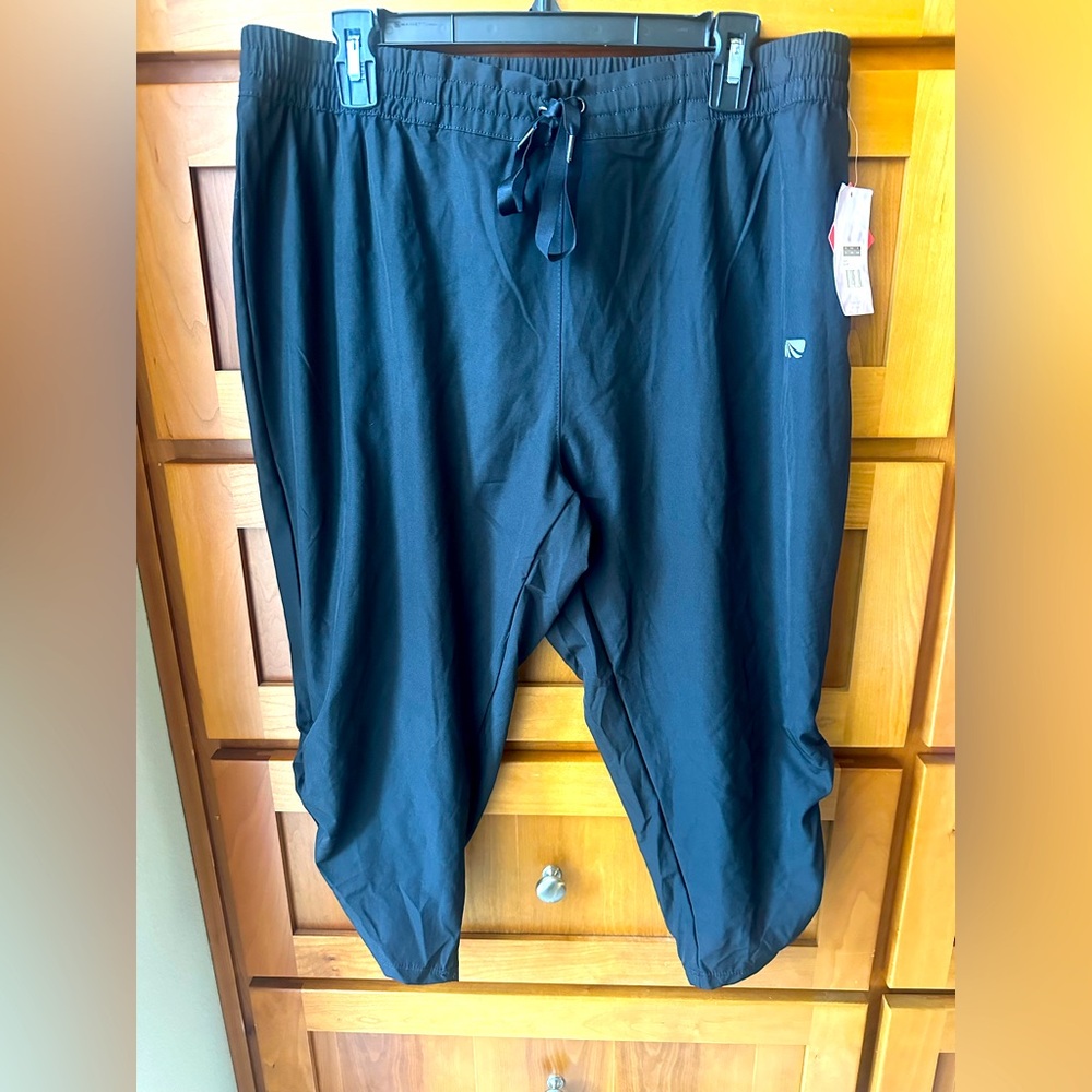 Marika woman’s Dry Wik Capri athletic pants